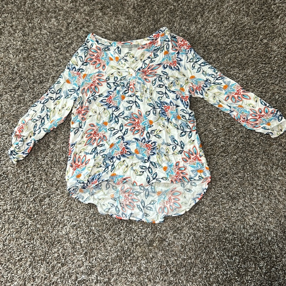 Flowy long sleeve. Flower print, with short front and long back and cut sleeves.